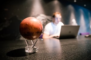 Decos Noordwijk - collega globe