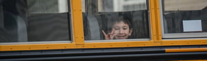 Leerlingenvervoer - kind in bus zwaait