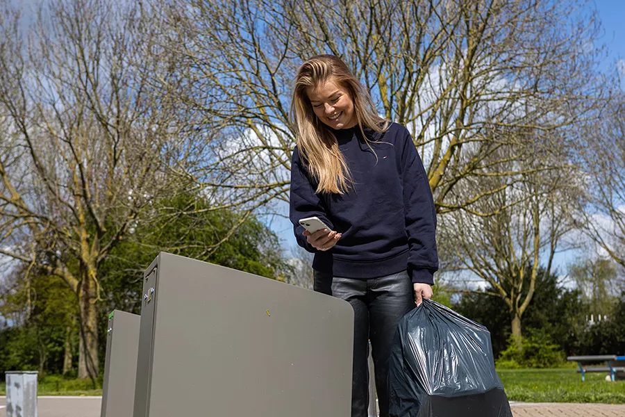 Jongedame doet Fixi-melding met QR code